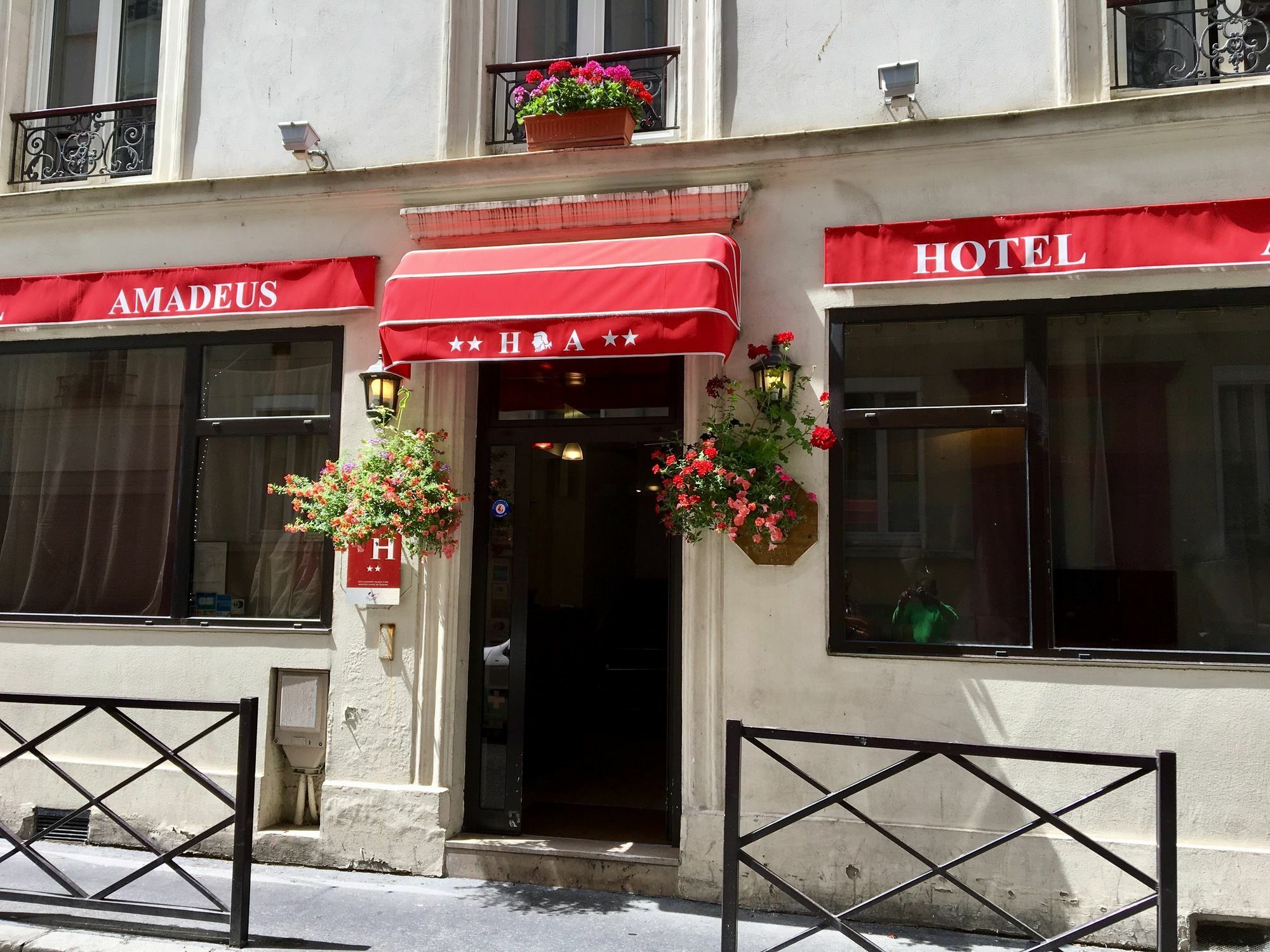 Amadeus Hotel Париж Экстерьер фото